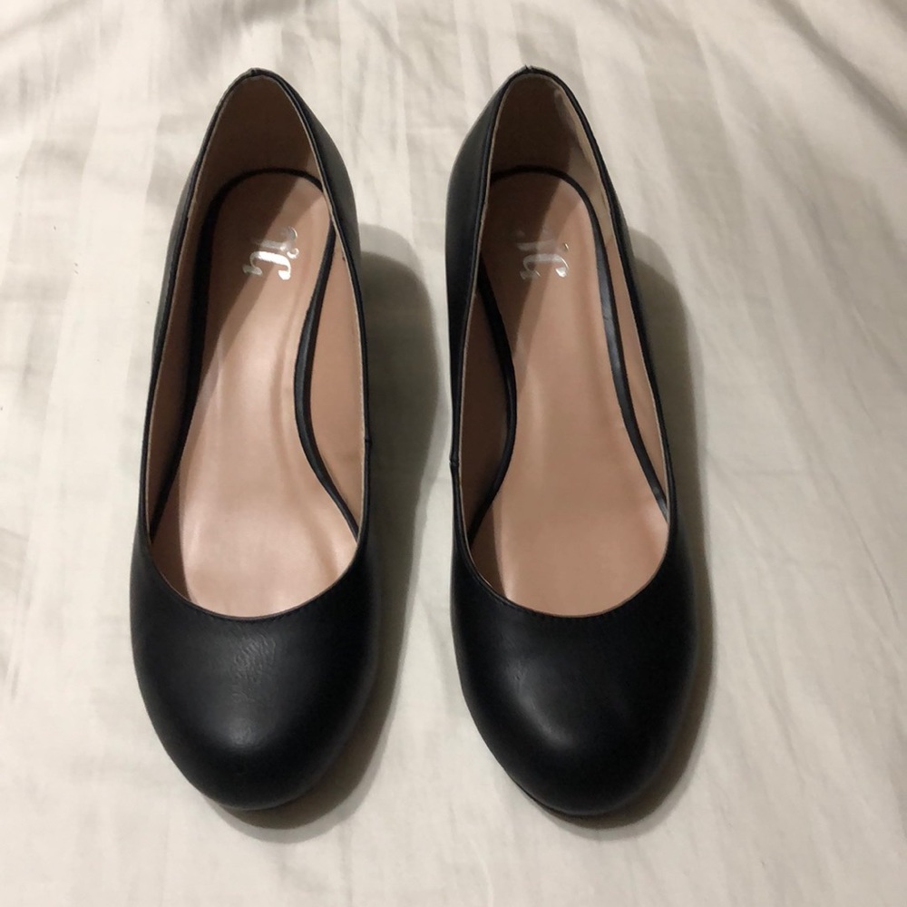 Journee collection black wedge pumps